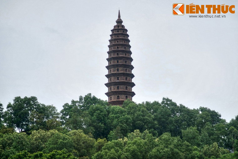 Bảo tháp của chùa Phật Tích được xây dựng cách đây ít năm, là công trình gợi nhớ về một tòa tháp cổ từng hiện diện ở chùa Phật Tích thời kỳ hoàng kim. Theo sử sách, năm 1066, vua Lý Thánh Tông cho xây dựng một tòa tháp cao 40m.