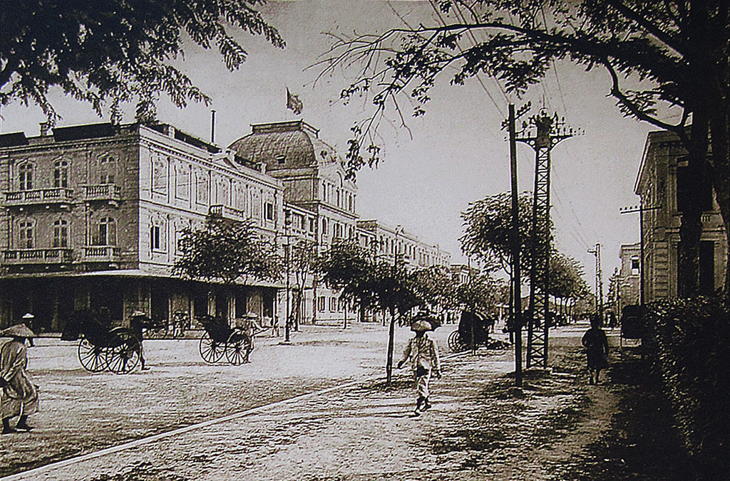 Trong suốt nửa đầu thế kỷ 20, khách sạn là nơi gặp gỡ của giới thượng lưu Hà Thành. Tại đây có một nhà hàng Pháp mang phong cách Paris chính hiệu, phục vụ rượu ngon có tiếng.