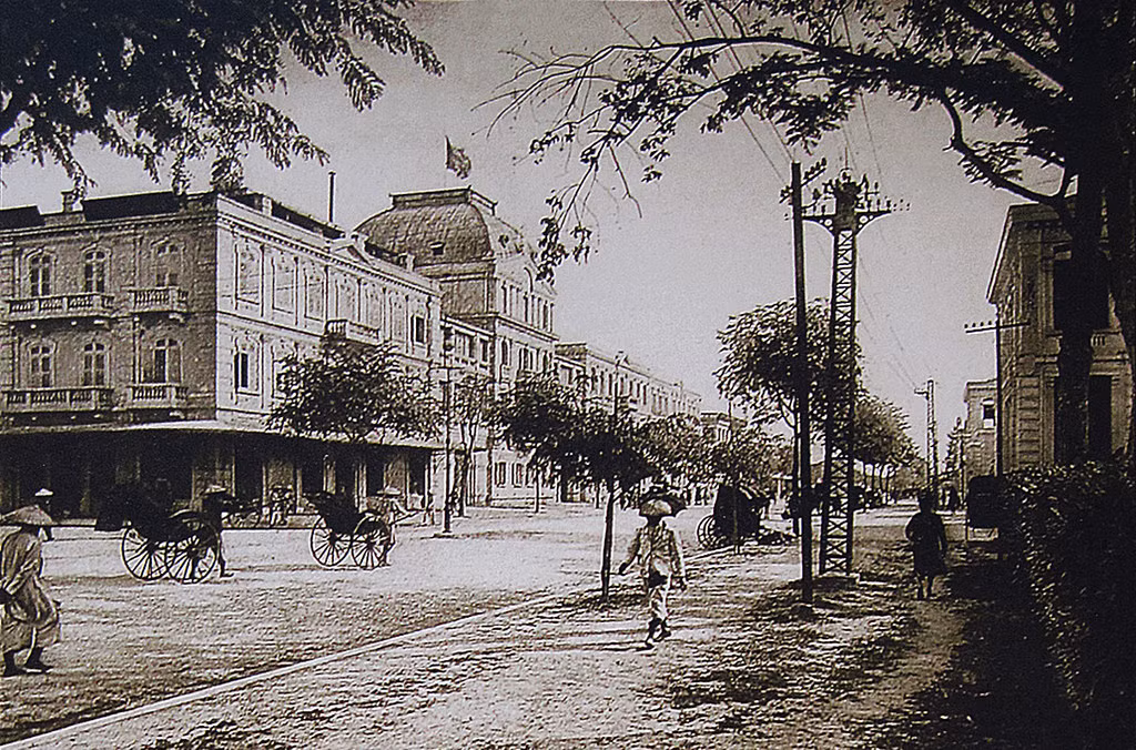 Trong suốt nửa đầu thế kỷ 20, khách sạn là nơi gặp gỡ của giới thượng lưu Hà Thành. Tại đây có một nhà hàng Pháp mang phong cách Paris chính hiệu, phục vụ rượu ngon có tiếng.