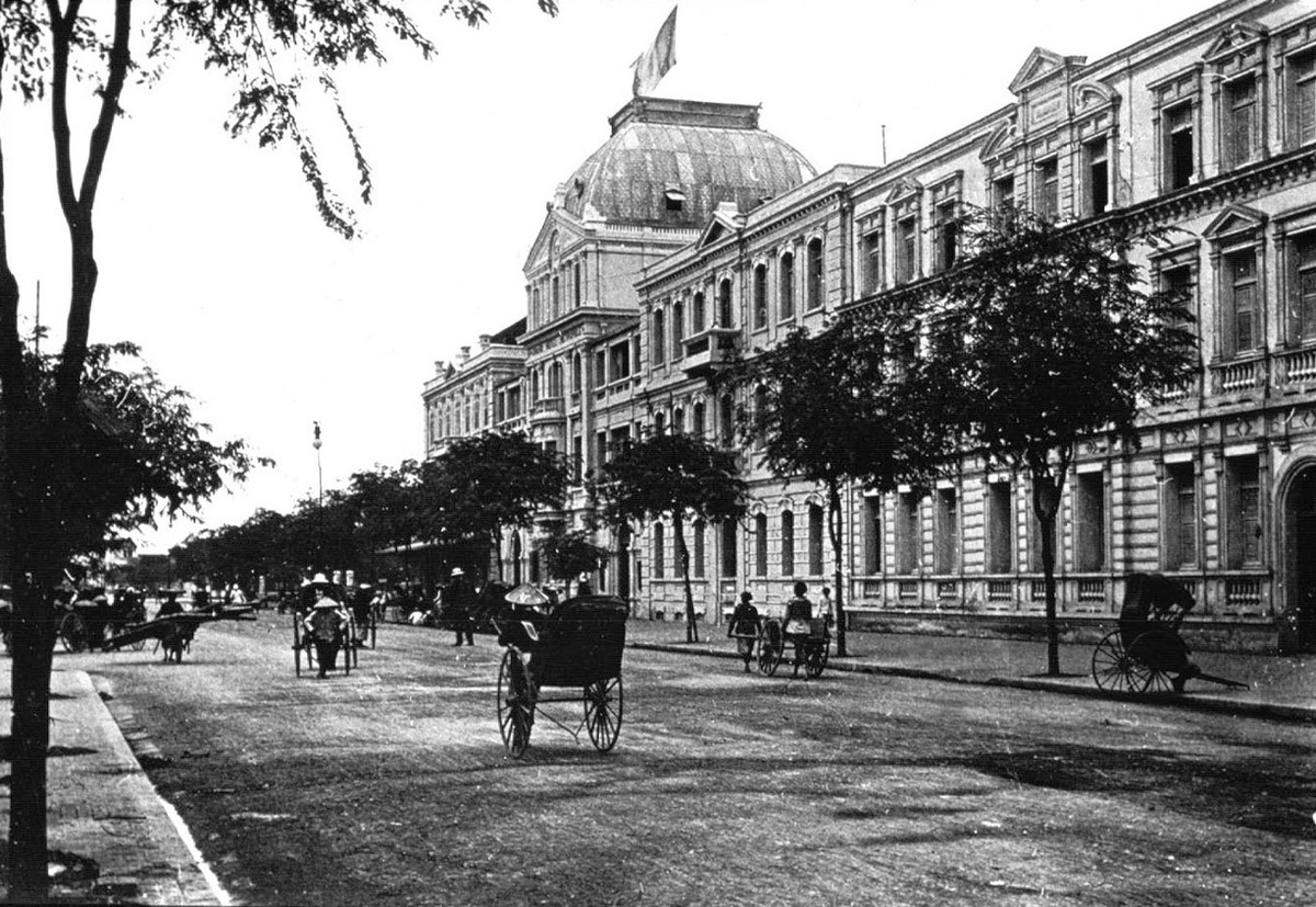 Ngược dòng lịch sử, khách sạn Sofitel Metropole được xây dựng năm 1901 bởi hai người Pháp là Gustave Émile Dumoutier, một viên chức trong ngành giáo dục và Andre Ducamp, nhà đầu tư độc lập, góp vốn dưới danh nghĩa Công ty kinh doanh bất động sản Pháp.