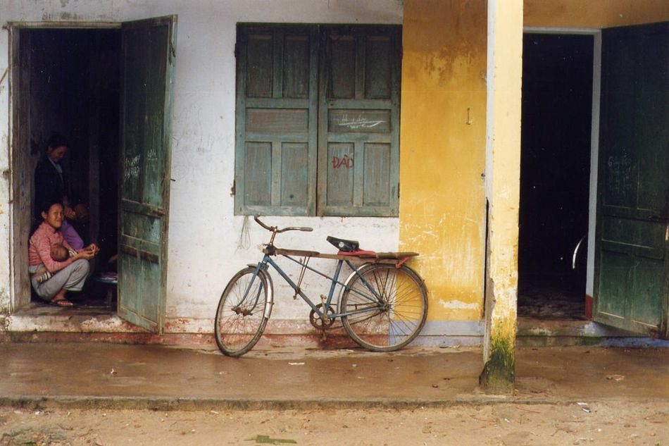 Chiếc xe đạp dựng bên ngoài ngôi nhà vùng nông thôn miền Bắc.