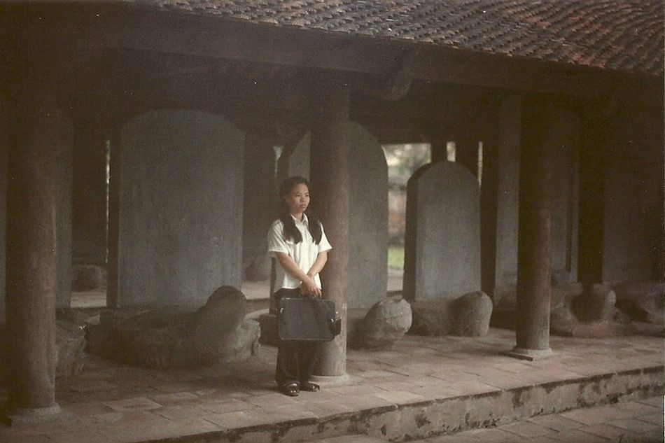 Nữ sinh trong Văn Miếu - Quốc Tử Giám ở Hà Nội năm 1997.