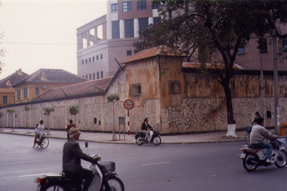 Khu di tích nhà tù Hỏa Lò ở Hà Nội nhìn từ góc phố Hai Bà Trưng - Hỏa Lò.