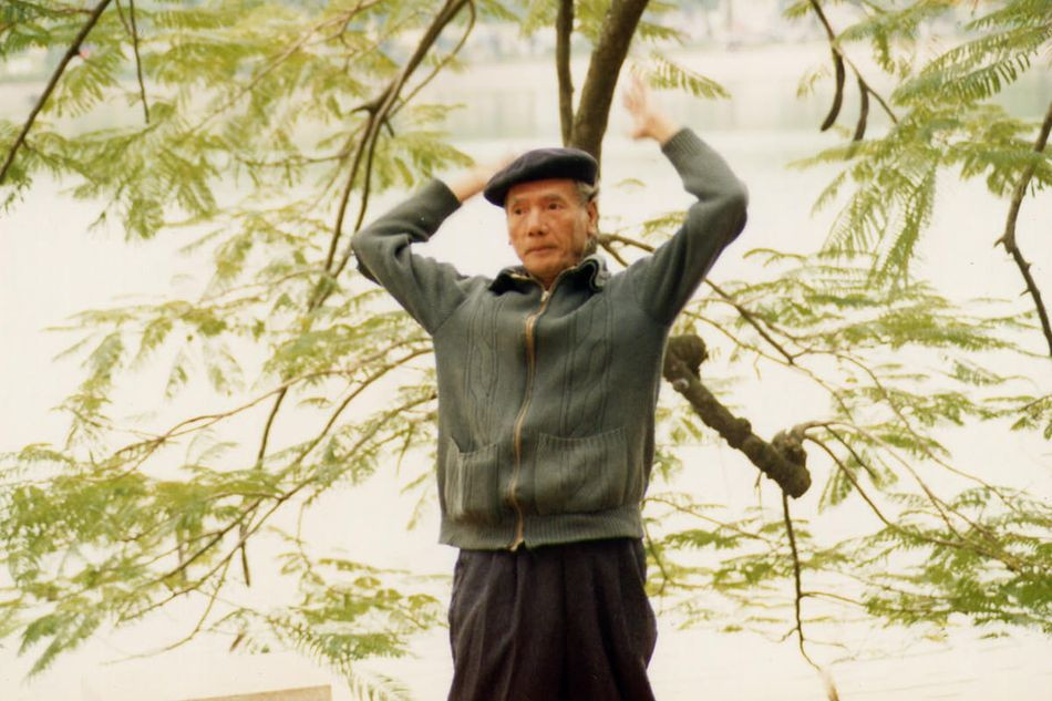 Cụ ông tập thể dục bên bờ hồ Gươm.