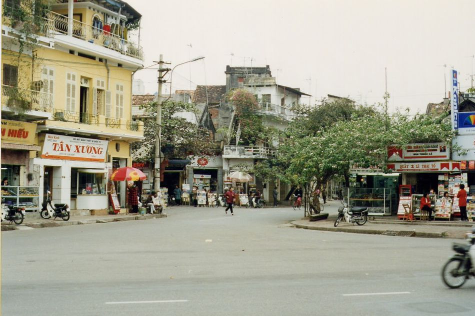 Góc phố Lương Văn Can - Lê Thái Tổ, cạnh bờ hồ Gươm.