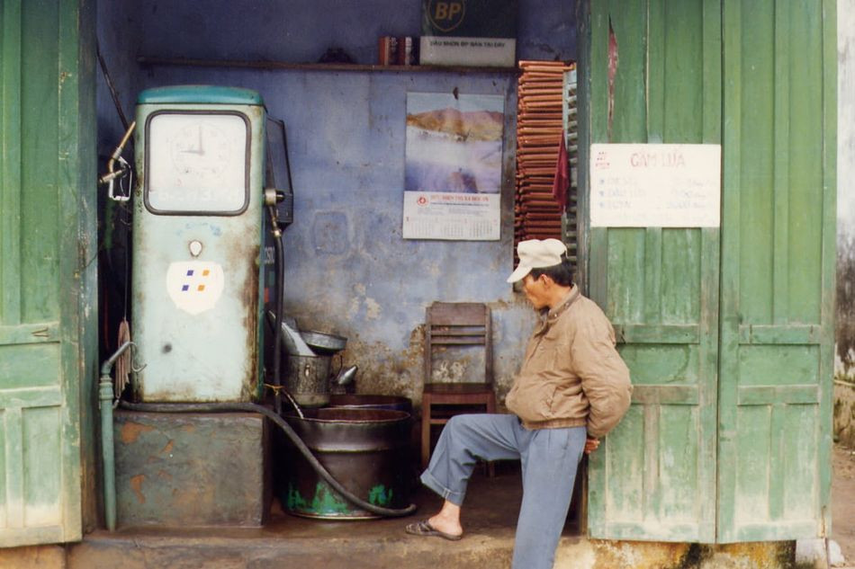 Một trạm xăng cũ kỹ.