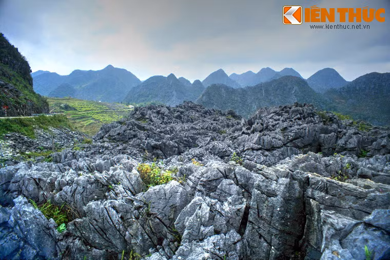 3. "Địa hình mặt trăng" là tên gọi của một dạng cảnh quan đặc biệt xuất hiện tại một số khu vực trên cao nguyên đá Đồng Văn. Dạng địa hình này được tạo nên bởi các dãy núi đá vôi bị phong hóa, trên bề mặt hầu như không có lớp phủ thực vật, các tảng, khối đá phủ khắp bề mặt sườn núi.