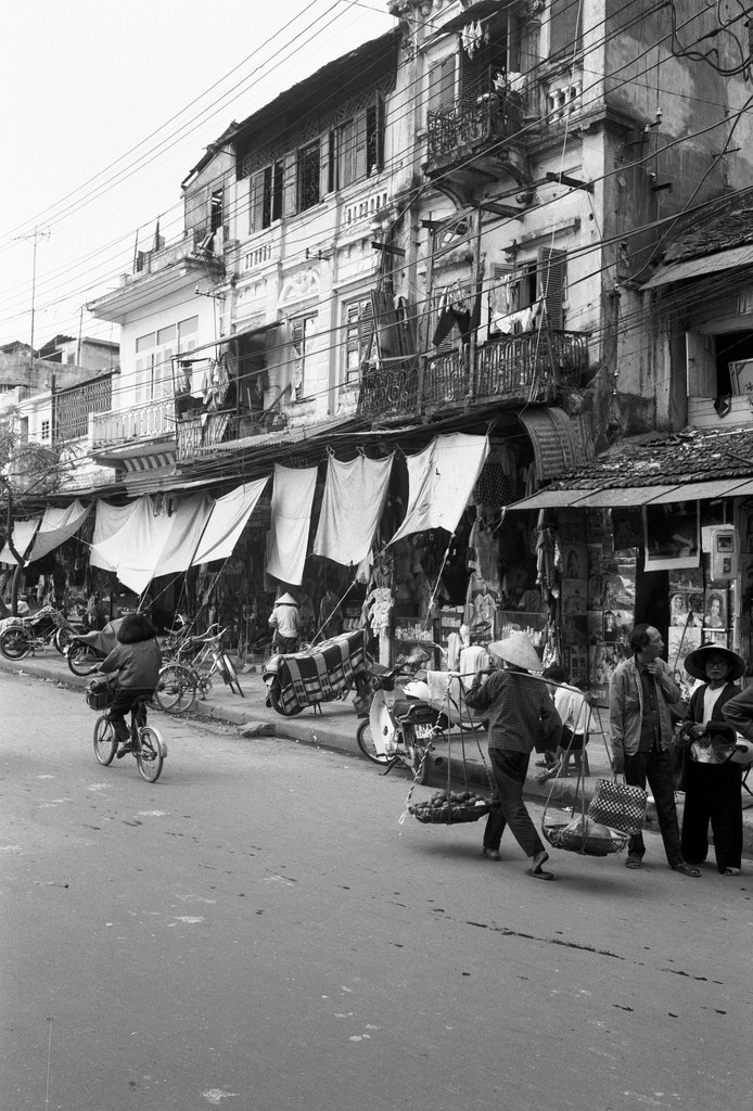 Trên phố Hàng Đào, khu phố cổ Hà Nội năm 1995.