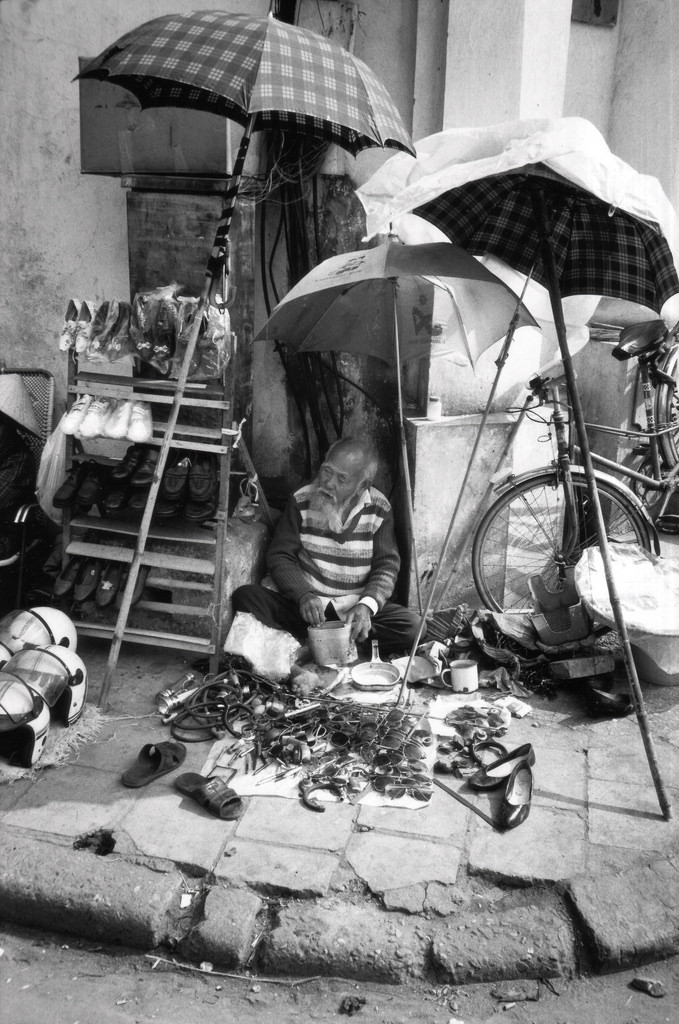Cụ ông bán giày.