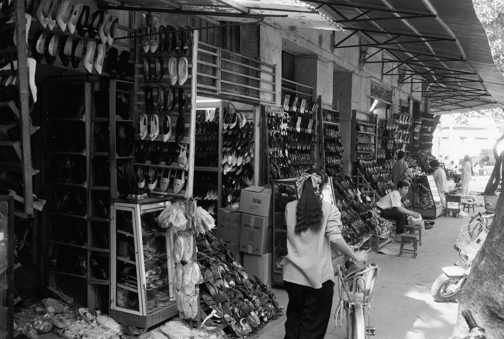 Các cửa hàng giày dép trên phố Hàng Dầu.