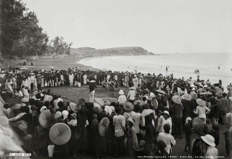 Các trai làng kéo co trên bãi biển Đồ Sơn, một hoạt động trong khuôn khổ hội chọi trâu Đồ Sơn năm 1930.