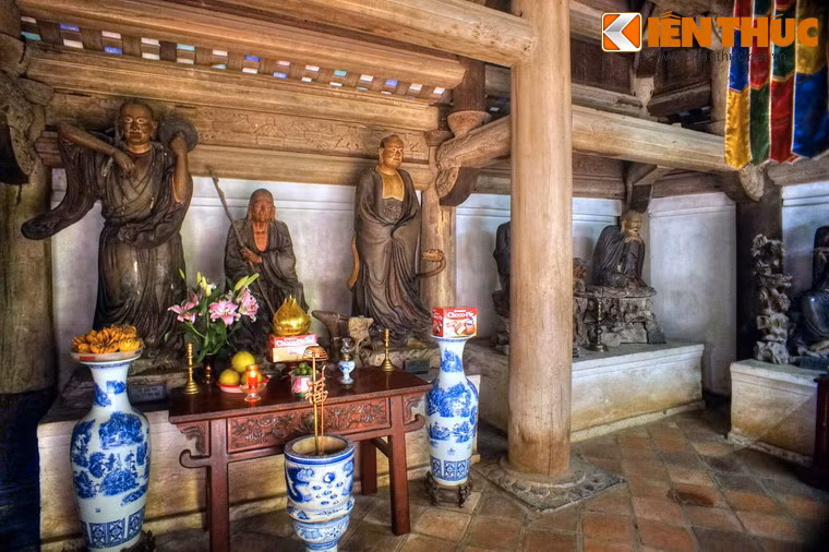 Đặc biệt, bộ tượng “18 vị La hán chùa Tây Phương” được coi là tác phẩm kinh điển của nền nghệ thuật cổ Việt Nam. Bộ tượng này gồm hai tượng đặt ở chùa Trung và 16 tượng ở chùa Thượng.