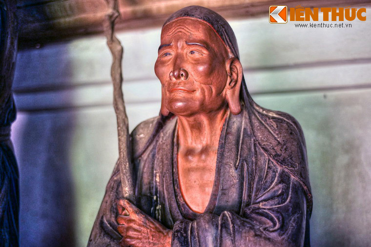 Các bức tượng được tạo hình với những dáng điệu, biểu cảm nét mặt vô cùng sinh động, là nguồn cảm hứng cho nhà thơ Huy Cận sáng tác những câu thơ lay động lòng người trong bài thơ “Các vị La Hán chùa Tây Phương”.