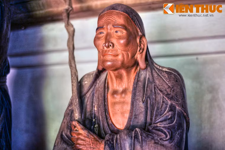 Các bức tượng được tạo hình với những dáng điệu, biểu cảm nét mặt vô cùng sinh động, là nguồn cảm hứng cho nhà thơ Huy Cận sáng tác những câu thơ lay động lòng người trong bài thơ “Các vị La Hán chùa Tây Phương”.