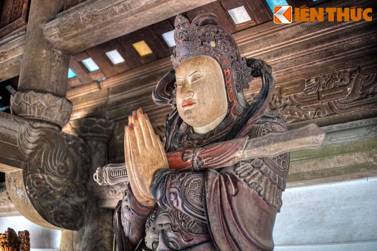 Nhiều pho được tạc cao hơn người thật như 8 pho tượng Kim Cương và Hộ pháp, cao chừng 3 m, trang nghiêm phúc hậu.