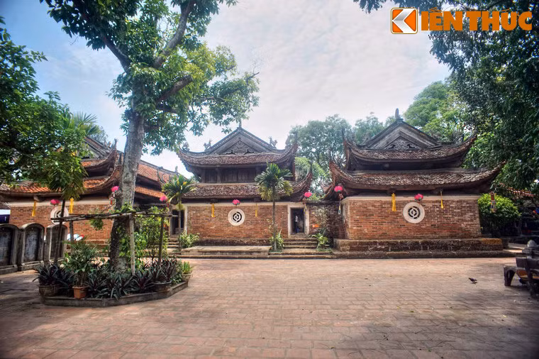 Chùa Chính là hạng mục trung tâm của chùa Tây Phương, có kết cấu kiến trúc chữ Công, bao gồm các tòa Tiền đường, Trung đường và Thượng điện, còn gọi là chùa Hạ, chùa Trung và chùa Thượng.