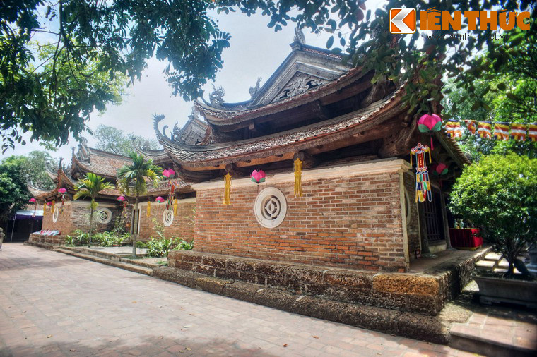 Mỗi tòa nhà có hai tầng mái kiểu chồng diêm, tường xây toàn bằng gạch Bát Tràng nung đỏ, để trần mộc mạc, điểm những cửa sổ tròn với biểu tượng sắc và không. Các cột gỗ đều kê trên đá tảng xanh, trong khắc hình cánh sen.