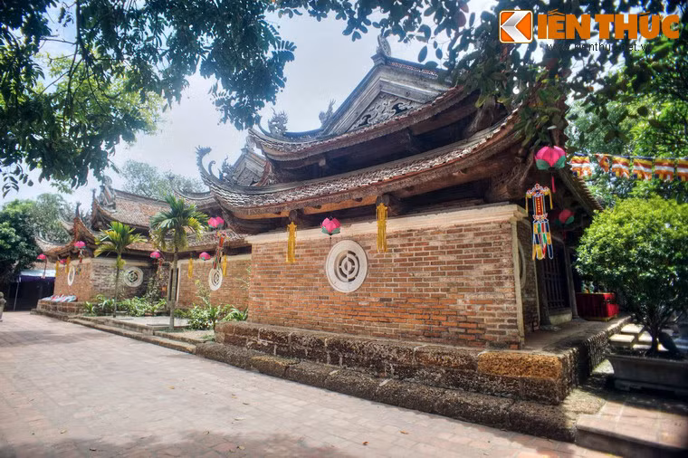 Mỗi tòa nhà có hai tầng mái kiểu chồng diêm, tường xây toàn bằng gạch Bát Tràng nung đỏ, để trần mộc mạc, điểm những cửa sổ tròn với biểu tượng sắc và không. Các cột gỗ đều kê trên đá tảng xanh, trong khắc hình cánh sen.