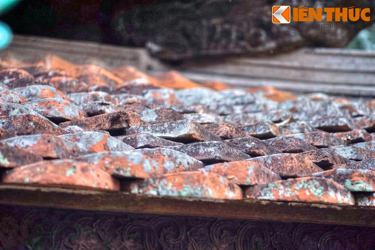 Mái lợp có hai lớp ngói: Mái trên có múi in nổi hình lá đề, lớp dưới là ngói lót, còn gọi là ngói chiếu, hình vuông sơn ngũ sắc như màu áo cà sa xếp trên những hàng rui gỗ làm thành ô vuông vắn đều đặn.