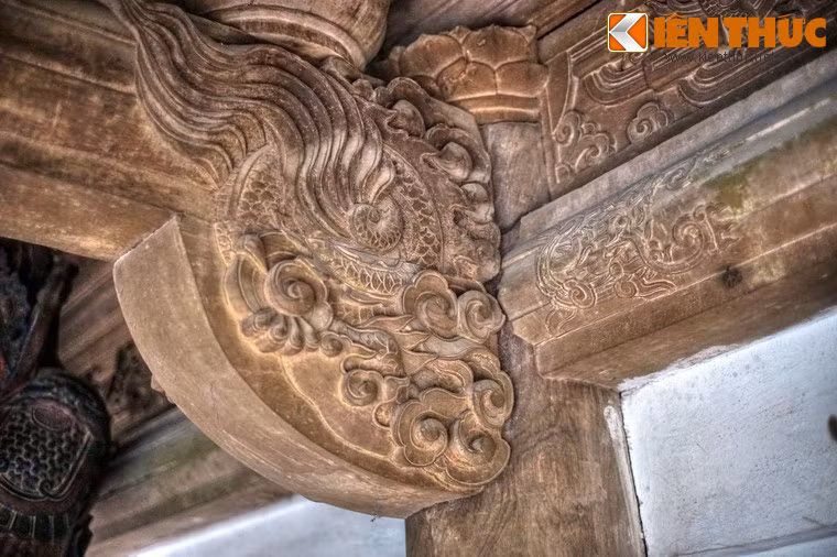 Các đầu bẩy, các bức cổn, xà nách, ván long... đều có chạm trổ đề tài trang trí quen thuộc của dân tộc Việt: hình lá dâu, lá đề, hoa sen, hoa cúc, rồng, phượng, hổ phù... rất tinh xảo được tạo ra dưới bàn tay thợ tài hoa của các nghệ nhân mộc xứ Đoài.