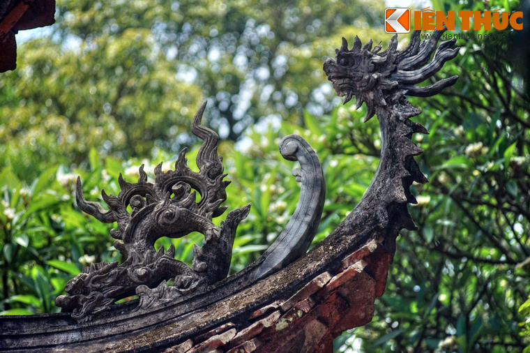 Trên mái gắn nhiều linh vật bằng đất nung, các đầu đao mái cũng bằng đất nung đường nét nổi lên hình hoa, lá, rồng phượng giàu sức khái quát và khả năng truyền cảm.