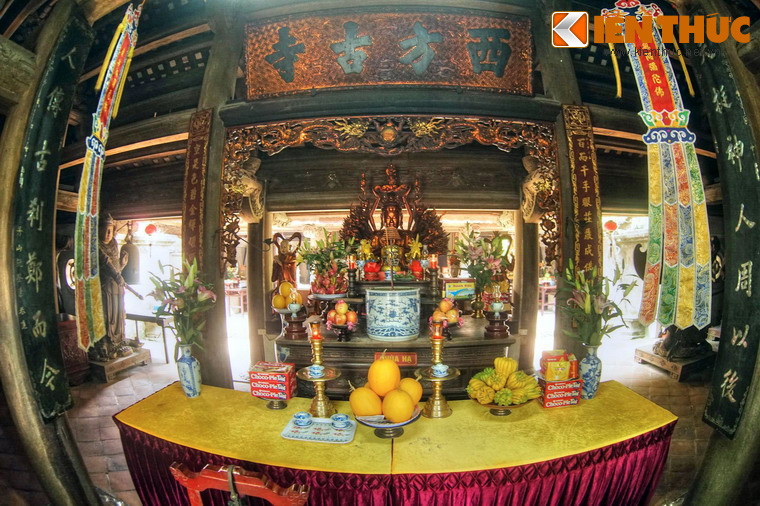 Bàn thờ trong chùa Hạ.