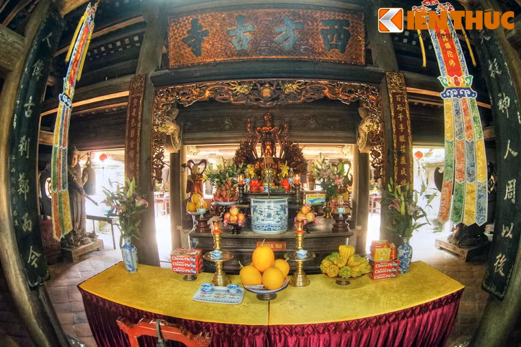 Bàn thờ trong chùa Hạ.