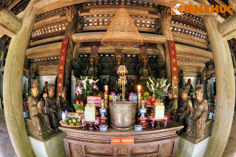 Bàn thờ trong chùa Thượng.