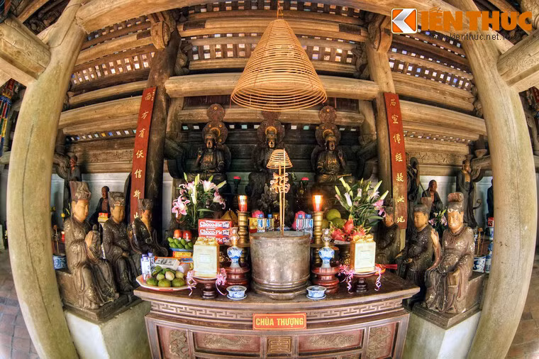 Bàn thờ trong chùa Thượng.