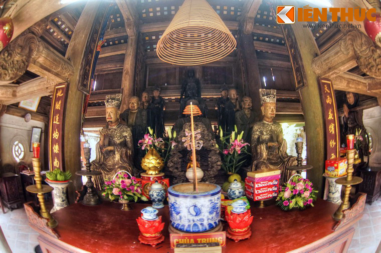 Bàn thờ trong chùa Trung.