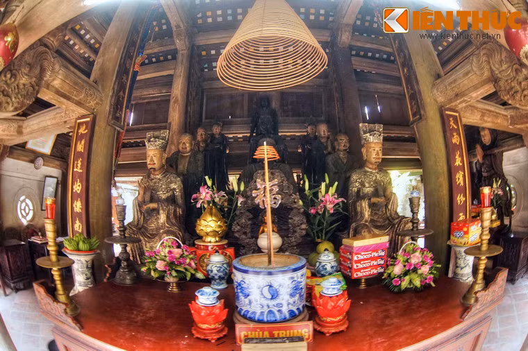 Bàn thờ trong chùa Trung.