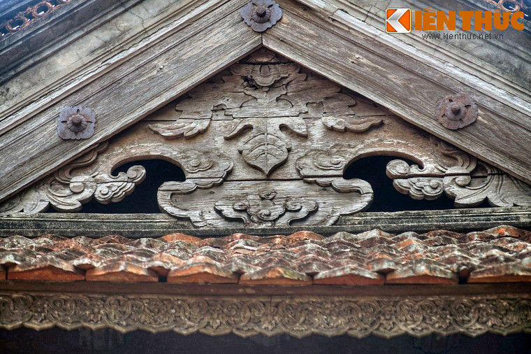 Xung quanh diềm mái của ba toà nhà đều chạm trổ tinh tế theo hình lá triện cuốn.