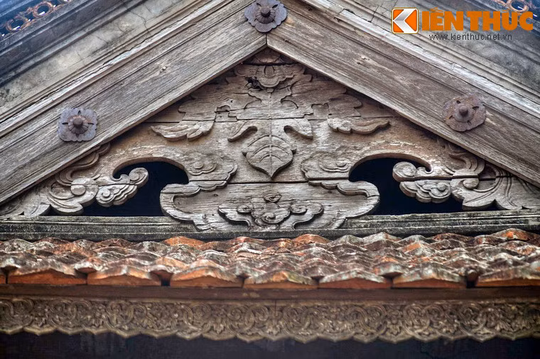 Xung quanh diềm mái của ba toà nhà đều chạm trổ tinh tế theo hình lá triện cuốn.