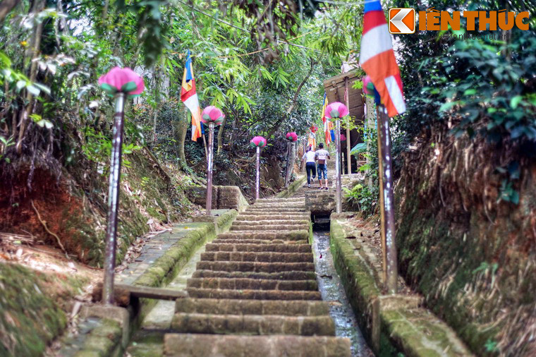 Từ Tam quan hạ có 237 bậc thang lát đá ong dẫn đến đỉnh núi.