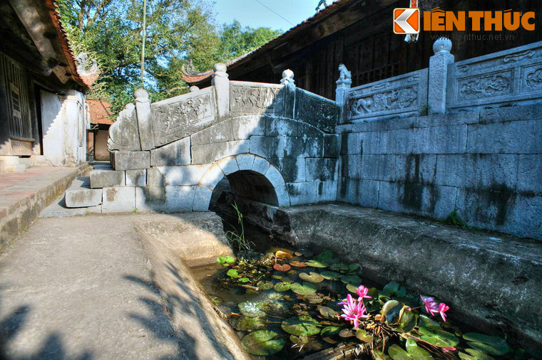 Một tác phẩm điêu khắc đã tiêu biểu của chùa Bút Tháp là câu cầu nối giữa Thượng điện và Tích Thiện. Cầu bắc qua hồ nhỏ trồng sen, súng, dài 4 mét gồm 3 nhịp uốn cong, mặt lát đá xanh.