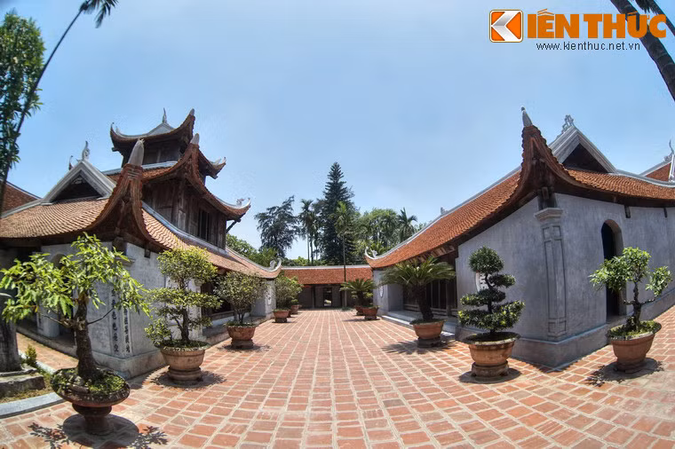 Sau gác chuông là 7 tòa nhà nối tiếp nhau: Tiền Đường, Thiên Hương, Thượng điện, Tích Thiện Am, nhà Trung, phủ thờ, hậu đường, tổng chiều dài hơn 100 mét.