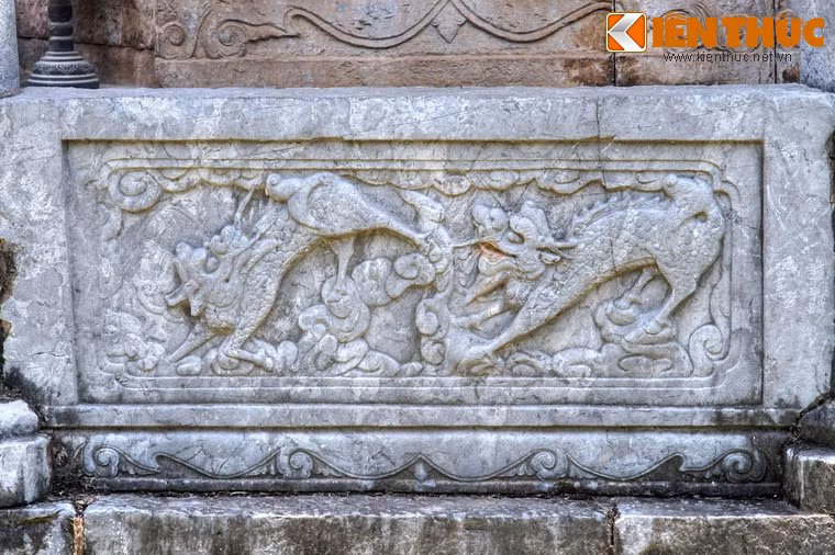 Tầng tháp dưới cùng có 13 bức chạm đá với đề tài động vật. Tháp thể hiện tài ghép đá và nghệ thuật điêu khắc của người thợ Việt Nam xưa.