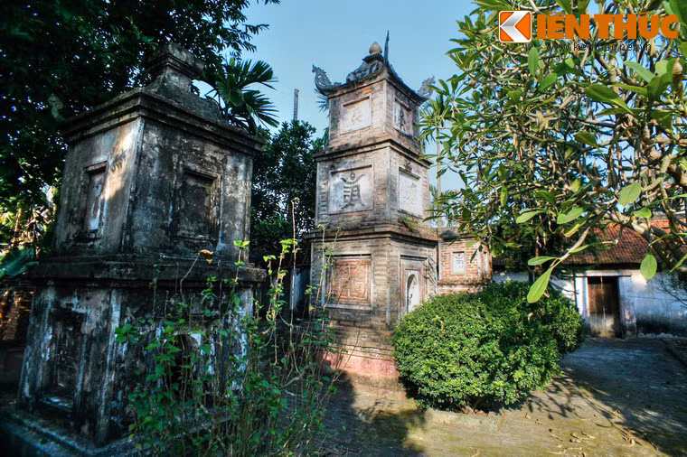 Các tòa tháp trong khu vườn tháp của chùa.