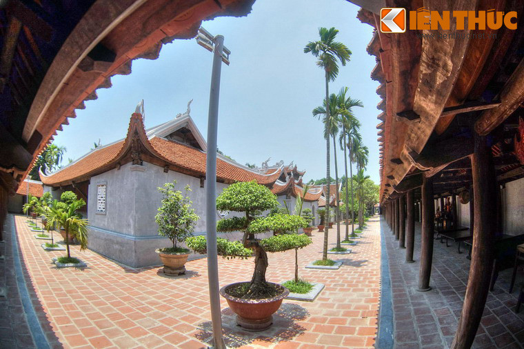 Các công trình chính của chùa Bút Tháp được bao bọc bởi các dãy hành lang chạy dọc hai bên, mỗi bên gồm 26 gian.