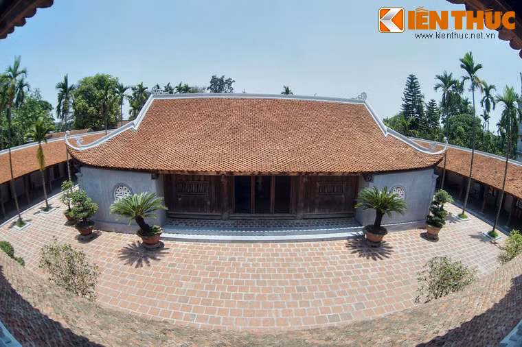 Cũng như nhiều ngôi chùa cổ phía Bắc khác, chùa Bút Tháp được xây theo kiểu nội công ngoại quốc, với các công trình kiến trúc được bố trí cân xứng, chặt chẽ ở khu vực trung tâm.