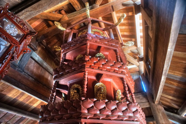 Mỗi vòng quay của tháp ứng với 3.542.400 câu niệm phật. Dù được làm từ mấy thế kỷ trước, tòa Cửu phẩm vẫn có thể quay được và không hề phát ra tiếng kêu.