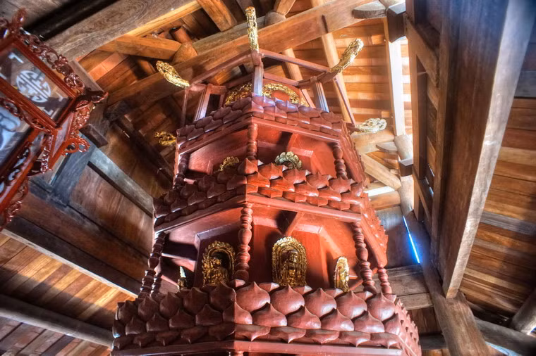 Mỗi vòng quay của tháp ứng với 3.542.400 câu niệm phật. Dù được làm từ mấy thế kỷ trước, tòa Cửu phẩm vẫn có thể quay được và không hề phát ra tiếng kêu.