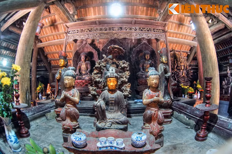 Trong chùa còn lưu giữ được rất nhiều cổ vật, đáng chú ý là một hệ thống tượng tròn rất đặc sắc so với những ngôi chùa cổ khác.