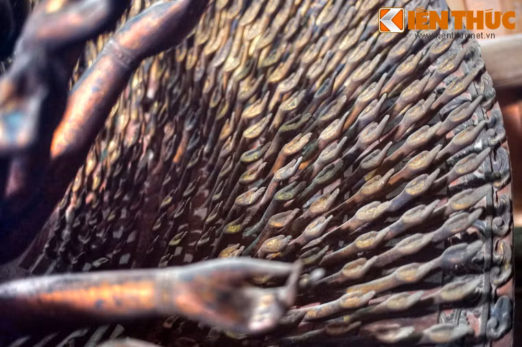 Nét đặc sắc của tượng là có đến 42 tay lớn và 958 tay nhỏ, dài ngắn khác nhau. Đặc biệt là mỗi bàn tay lại có một con mắt đen láy, nhịp điệu mỗi cánh tay cũng khác nhau. Cả nghìn tay nghìn mắt nhìn tổng thể như những vòng hào quang tỏa ra.