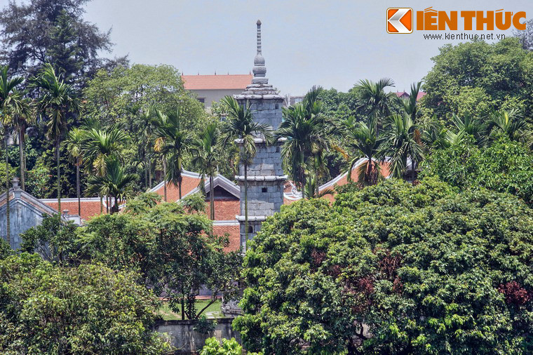 Tương truyền vào năm 1876, khi vua Tự Đức qua chùa thấy có một cây tháp hình dáng khổng lồ liền gọi tên là Bút Tháp, và ngôi chùa mang tên Bút Tháp từ đó.