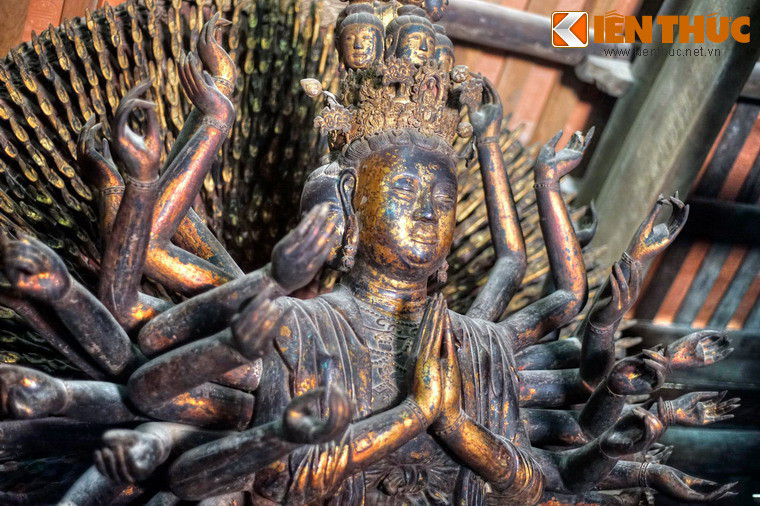 Tượng được đặt ở Thượng điện, cao 3.7m, ngang 2.1m, dày 1.15m, cánh tay dài nhất là 200cm, đặt trên tòa sen Rồng đội, biểu cảm thư thái, đôi mắt quảng đại, đằng sau là vầng hào quang tỏa sáng, bên dưới là các hình trang trí sóng nước như thuỷ cung.