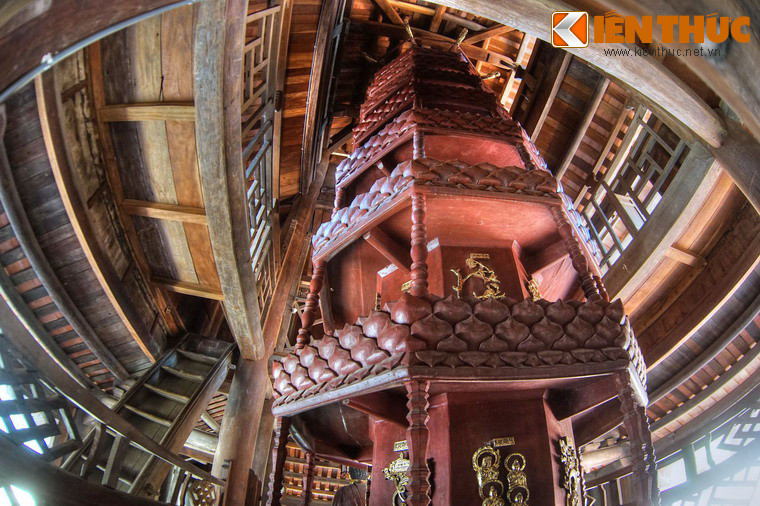 Một cổ vật đặc sắc khác của chùa Bút Tháp là tòa Cửu phẩm liên hoa đặt bên trong Tích Thiện Am, một trong ba tòa Cửu phẩm liên hoa cổ xưa còn được gìn giữ ở Việt.