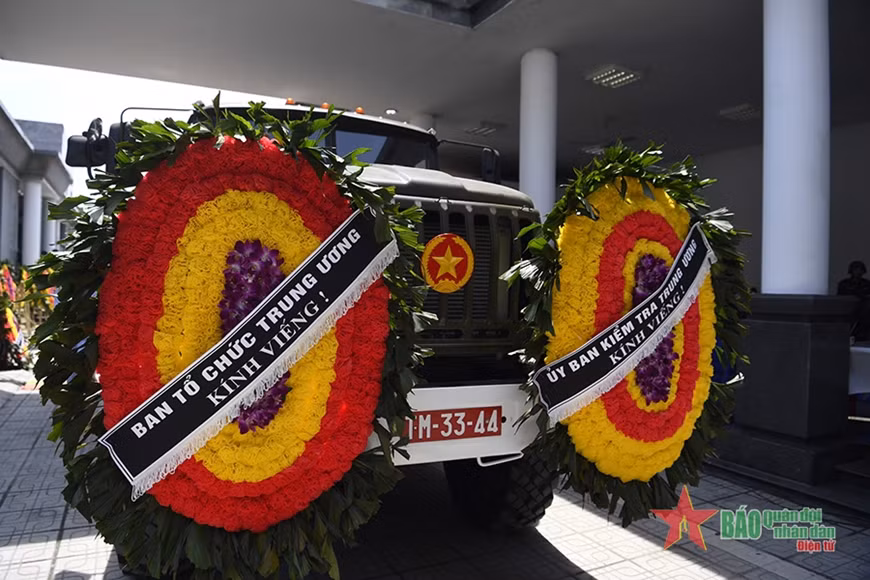 Tong Bi thu Nguyen Phu Trong ve voi dat me-Hinh-55