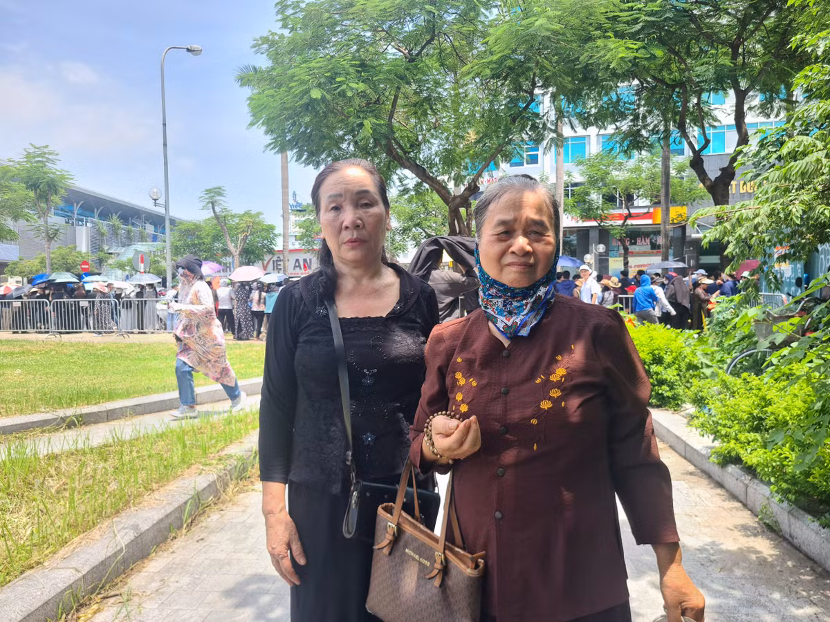 Tong Bi thu Nguyen Phu Trong ve voi dat me-Hinh-47