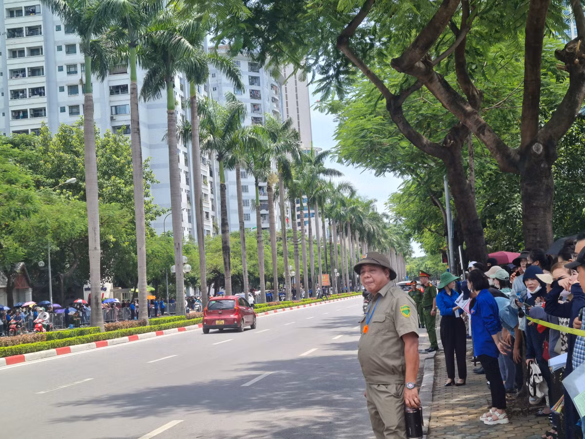 Tong Bi thu Nguyen Phu Trong ve voi dat me-Hinh-49